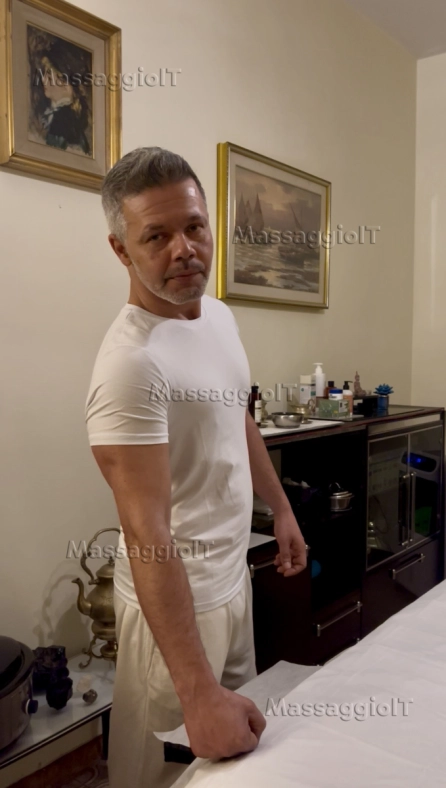 Massaggiatore Roma Thony-massaggiatore