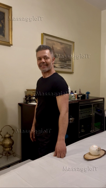 Massaggiatore Roma Thony-massaggiatore