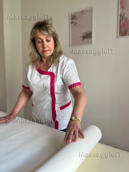 Massaggiatrice Torino ESPERTA MASSAGGIATRICE, ESEGUE SOLO MASSAGGI OLISTICI.... SENZA FINE EROTICO.