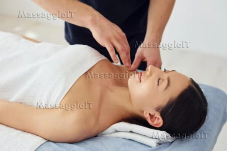 Massaggiatore Parma 🌿 Massaggi Rilassanti a Domicilio – Solo per Donne 🌿