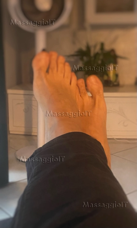 Massaggiatore Salerno FEET FETISH. MOMENTI DI PURO RELAX E GODIMENTO PER ADORATORI DEI PIEDI E DELLE CALZE. SOLO CAR, BELLA PRESENZA E ZONE INDICATE