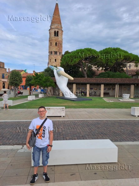 Massaggiatore Trento Ragazzo di bell'aspetto tranquillo sono disponibile per fare massaggi solo per donne e ragazze