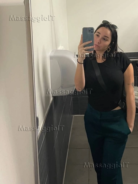 Massaggiatrice Bari Emma bertolo, una splendida massaggiatrice di 29 anni, molto piacevole... giocosa, allegra e sexy... come potete vedere nelle foto.