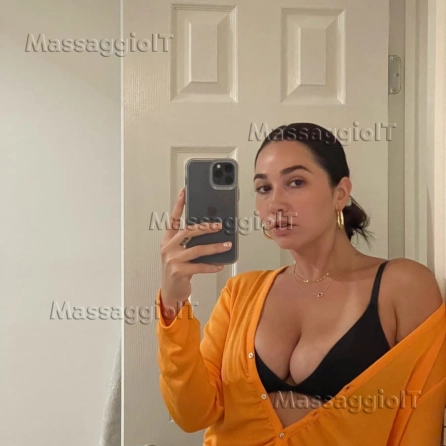 Massaggiatrice Bari Emma bertolo, una splendida massaggiatrice di 29 anni, molto piacevole... giocosa, allegra e sexy... come potete vedere nelle foto.