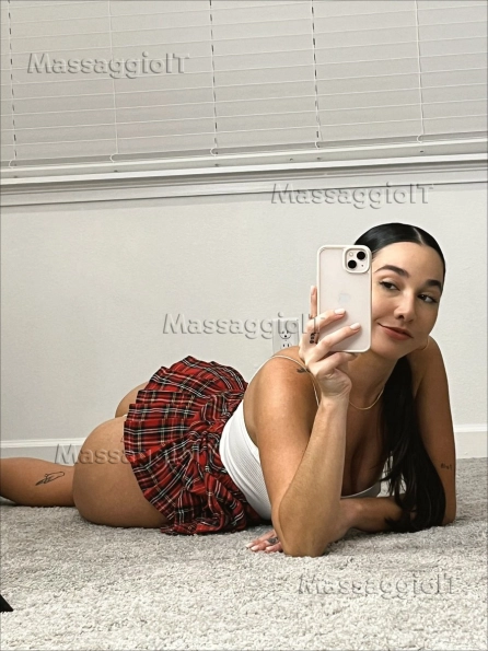 Massaggiatrice Bari Emma bertolo, una splendida massaggiatrice di 29 anni, molto piacevole... giocosa, allegra e sexy... come potete vedere nelle foto.