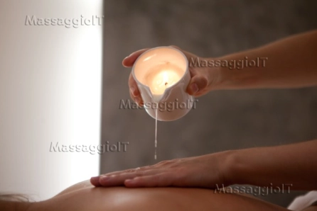 Massaggiatore Como Relax per donne con candele da massaggio.