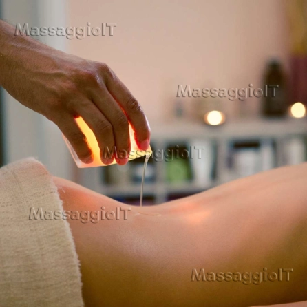 Massaggiatore Como Relax per donne con candele da massaggio.