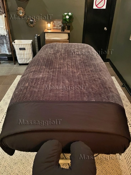 Massaggiatrice Palermo Emma, una splendida massaggiatrice di 29 anni, molto piacevole... giocosa, allegra e sexy... come potete vedere nelle foto.