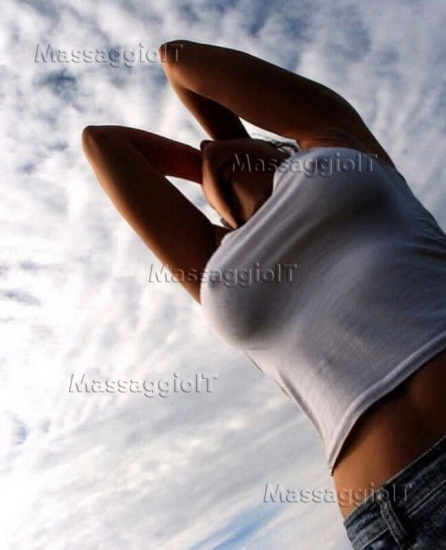 Massaggiatrice Latina Un rituale sensoriale ispirato alla tradizione tantrica, pensato per rilassare profondamente il corpo. Movimenti fluidi e consapevole verso il benessere totale.