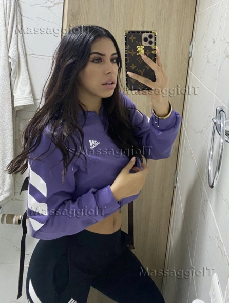 Massaggiatrice Bari Fabrizia, professionista esperta. Offro incontri discreti e servizi esclusivi. Disponibile in hotel, a casa tua, a casa mia, B&B o officina. Foto reali. Servizio completo. Massaggi di ogni tipo. Contatto solo su WhatsApp.