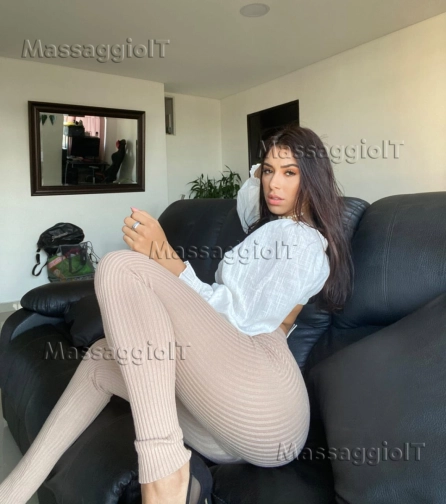 Massaggiatrice Bari Fabrizia, professionista esperta. Offro incontri discreti e servizi esclusivi. Disponibile in hotel, a casa tua, a casa mia, B&B o officina. Foto reali. Servizio completo. Massaggi di ogni tipo. Contatto solo su WhatsApp.