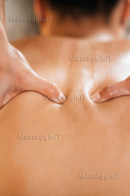Centro massaggi Bari Estetista qualificata effettua massaggio rilassante 