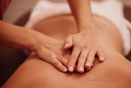 Massaggiatrice Ancona Signora esegue piacevoli massaggi