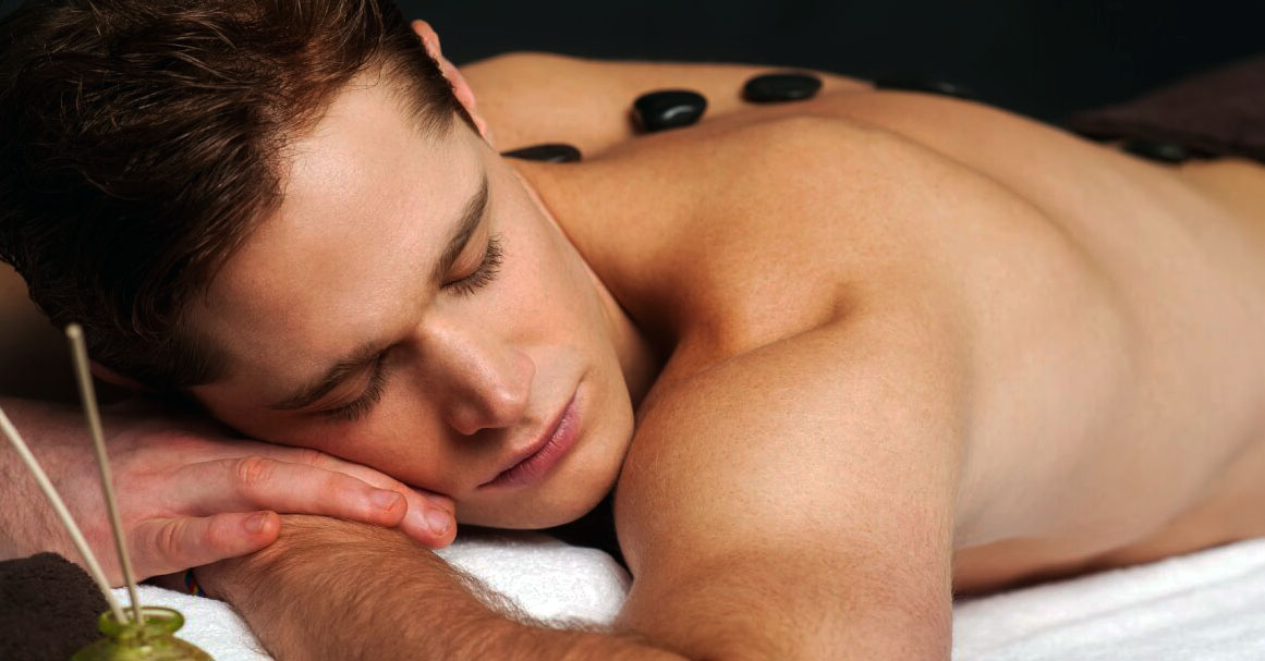 Massaggi nudi: tutto quello che c’è da sapere e quali tipologie di massaggio prevede lo spogliarsi